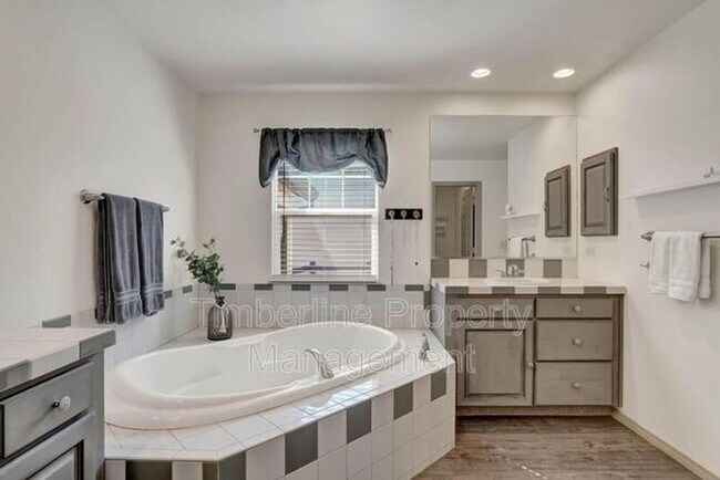 Building Photo - 2030 Silver Creek Dr