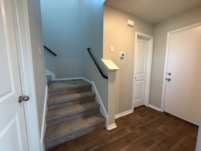 Building Photo - Move in Ready 3 Bedroom Two-story Home
