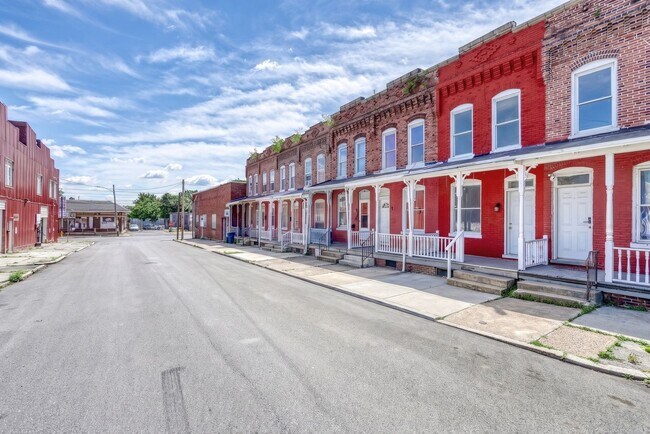 Building Photo - Newly Renovated 3 Bedroom, 1 Bathroom Townhouse