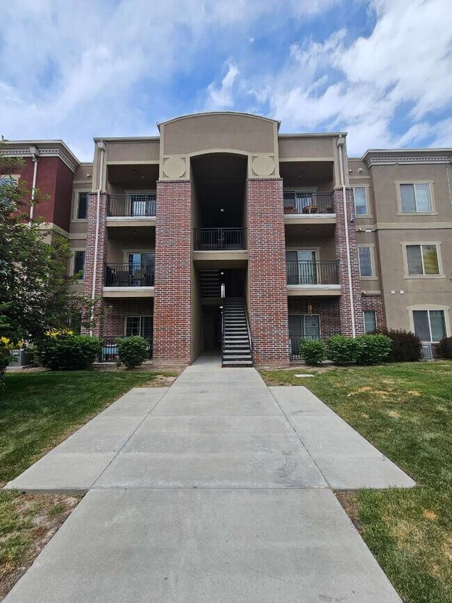 Building Photo - GORGEOUS Downtown Unit!!!
