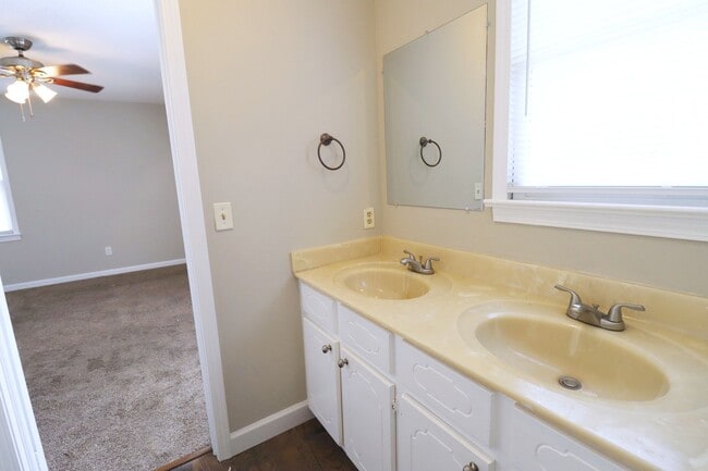 Building Photo - Charming Columbia Home Minutes to Fort Jackson! Available March 2026!