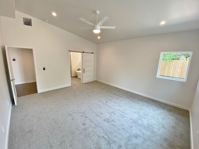 Building Photo - 100 W Hummingbird Ln