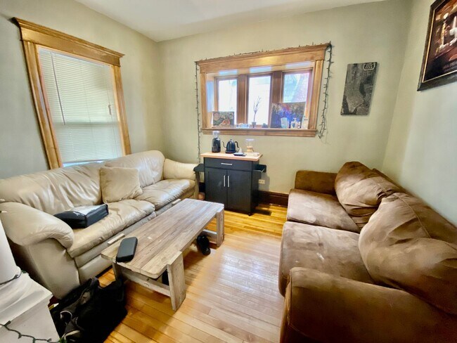 Building Photo - Amazing 5BD/3BA House in Uptown! New kitch...