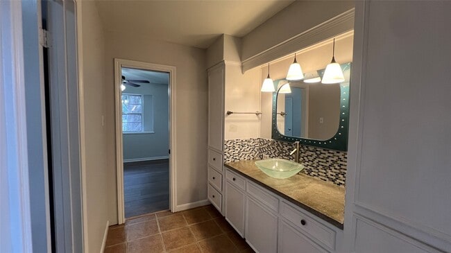 Building Photo - 1806 Cedar Dr