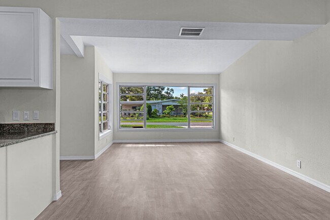 Building Photo - 1702 E Carol Dr
