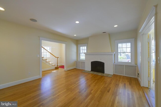 Building Photo - 5717 Chevy Chase Pkwy NW