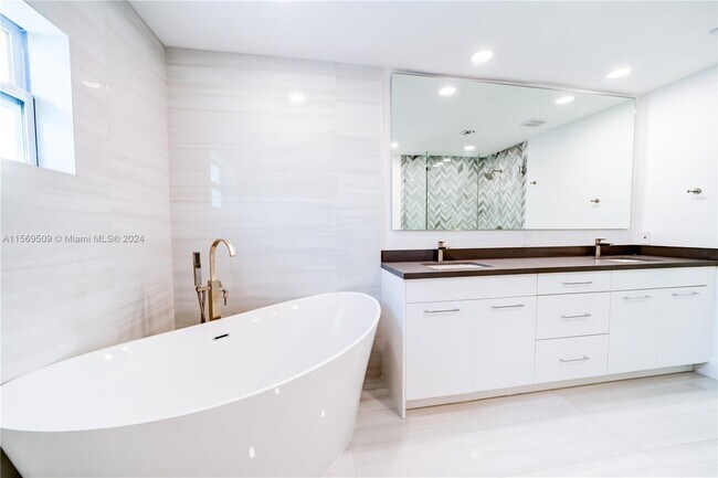Building Photo - 5721 Bayview Dr