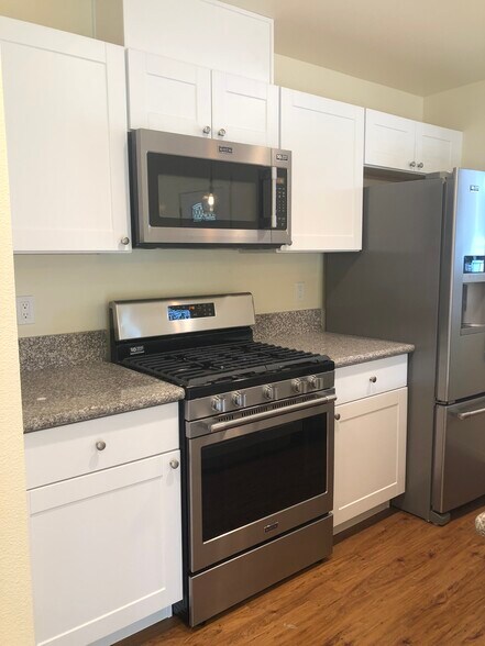 Kitchen appliances - 2362 Meadow st