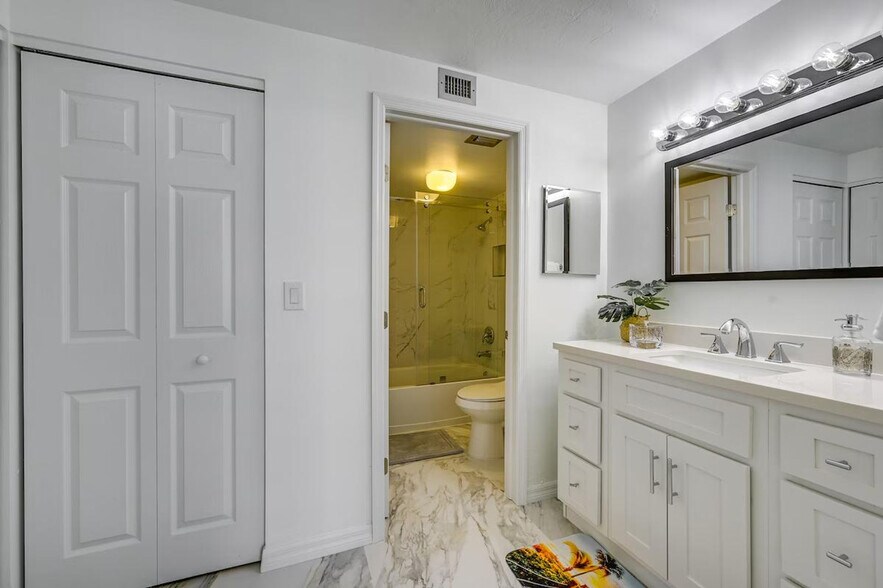 Building Photo - 320 Seaview Ct