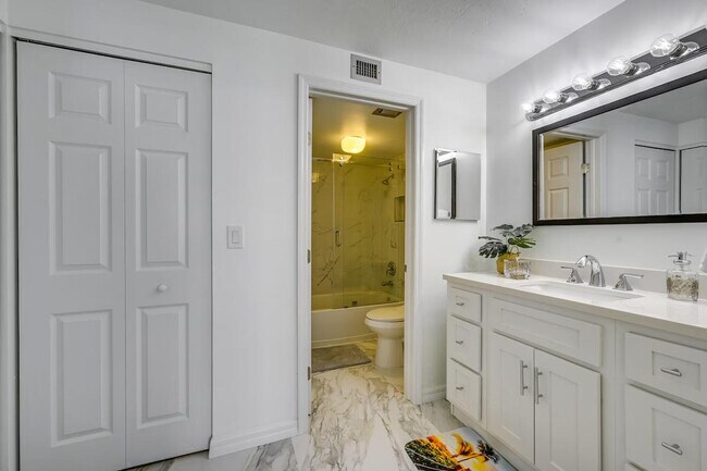 Building Photo - 320 Seaview Ct