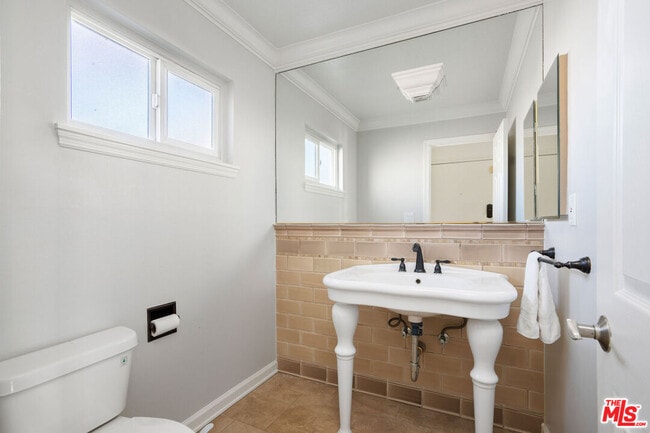 Building Photo - 11138 Aqua Vista St