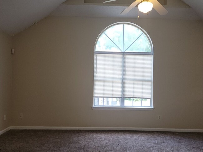 Building Photo - Great In-Law Suite Property - Master on Up...