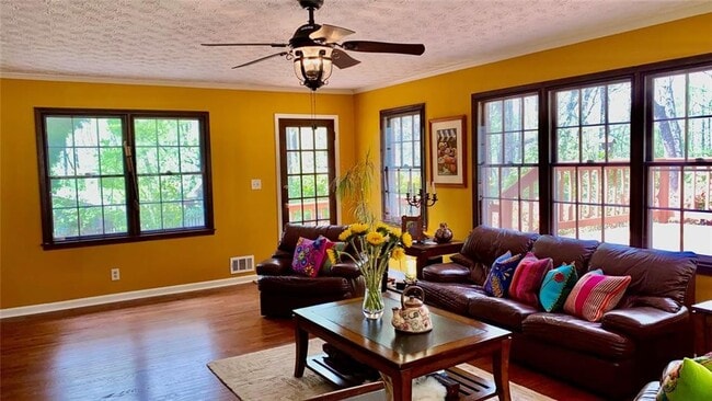 Building Photo - 2901 Victoria Dr