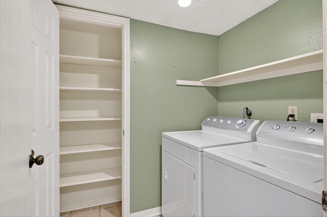 Building Photo - 9204 Westwood Village Dr