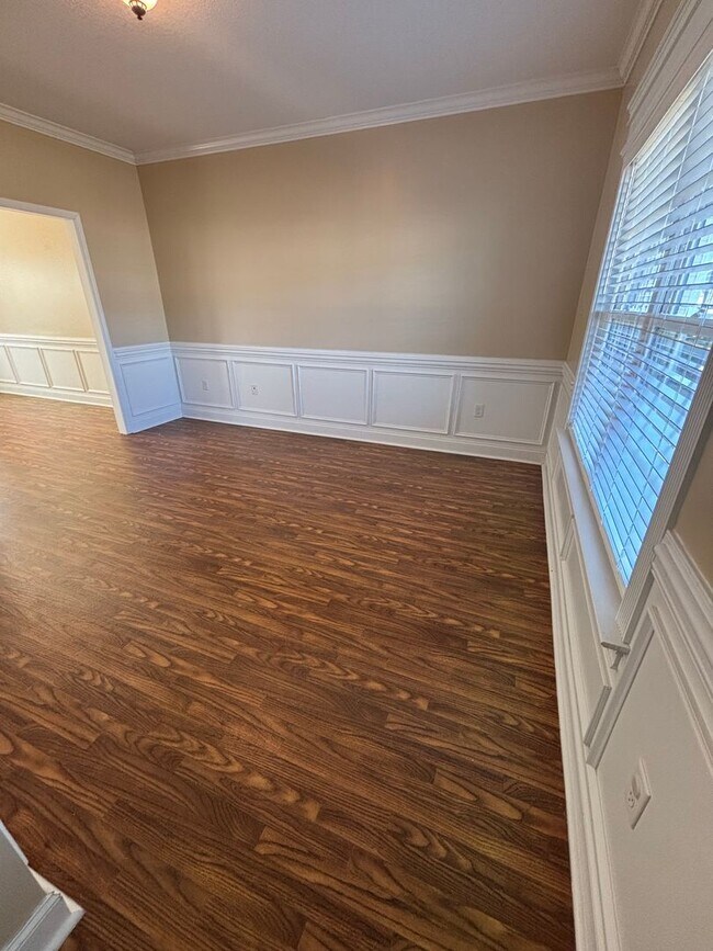 Building Photo - AVAILABLE NOW!