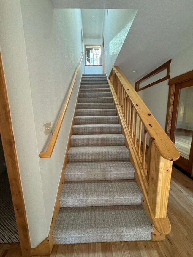 Building Photo - Luxury Mountain Retreat: 4-Bedroom Home wi...