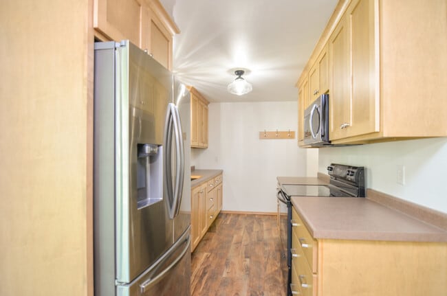 Building Photo - 825 Smits St