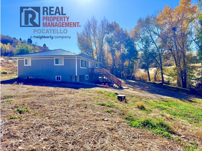 Building Photo - Beautiful 5 bed 2 bath country living - 5+...