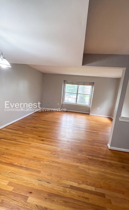 Building Photo - 3 Bed/3.5 Bath Townhome with Fenced Yard / Available Now!