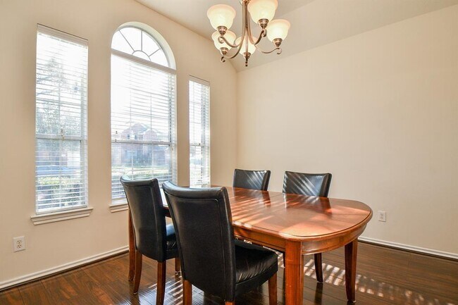 Building Photo - 6738 Chester Oak Dr