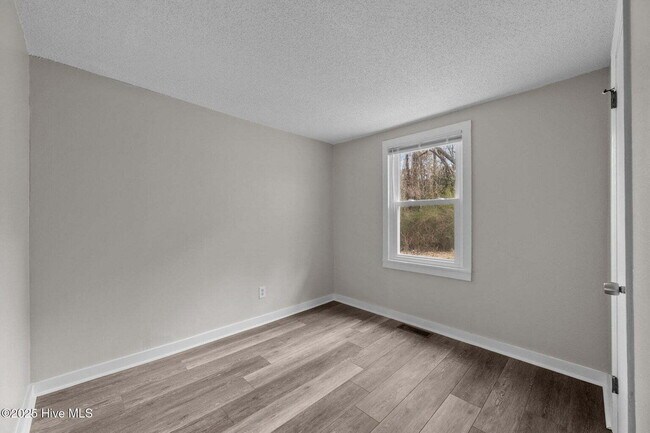 Building Photo - "Charming 4-Bedroom Home with 2 Full Baths on Murrill Hill Road – Your Perfect Jacksonville Retre...