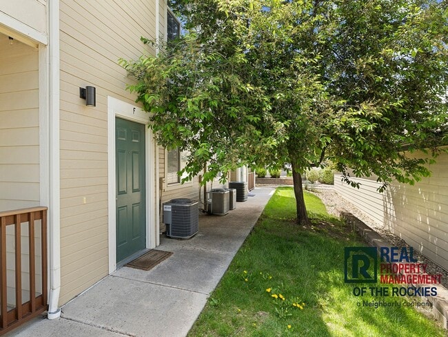 Building Photo - Charming 1-Bedroom Oasis with Vaulted Ceil...