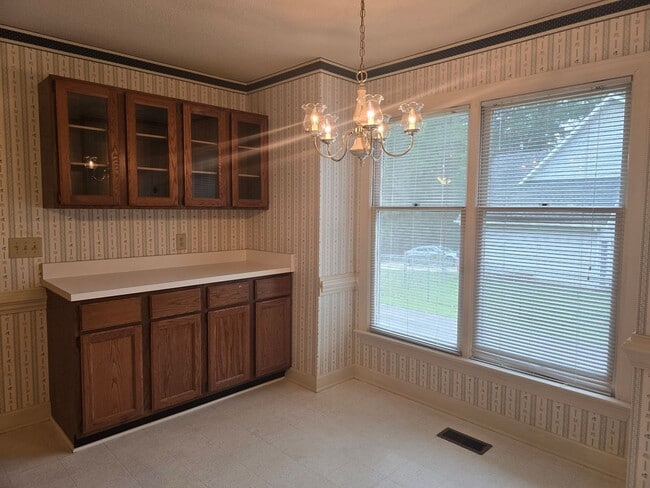 Building Photo - Quiet Neighborhood- Large Lot- Shed- Enclosed Sunroom! Community Pool & Tennis Courts!