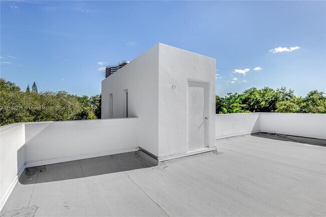 Building Photo - 696 NE 68th St