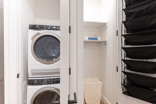 Building Photo - 631 Wilson Ave