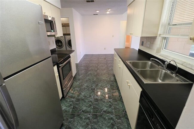 Building Photo - 5017 Oakshire Dr