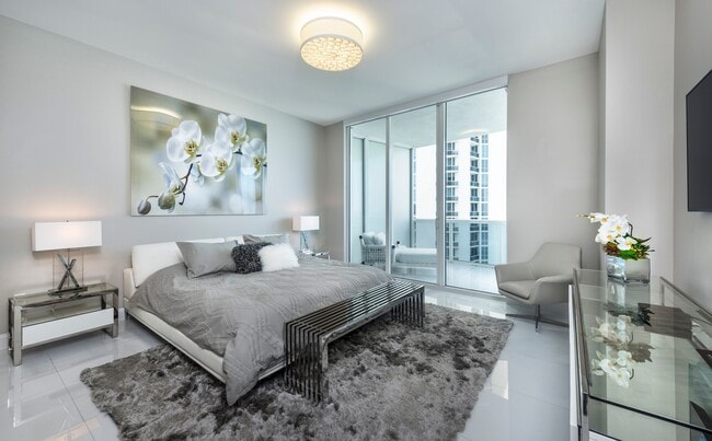 Building Photo - 15811 Collins Ave