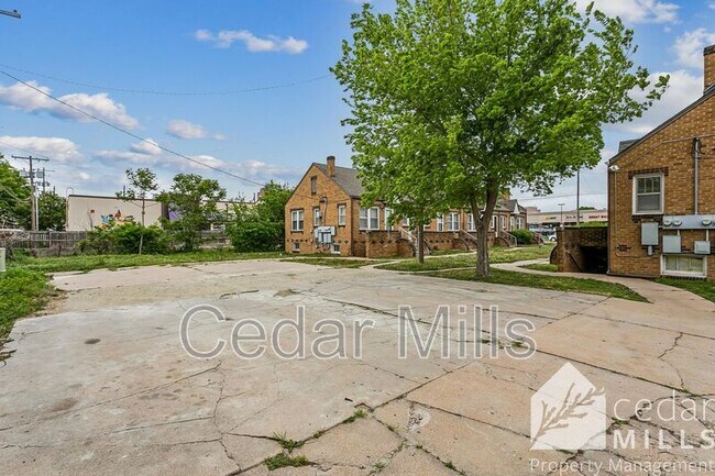 Building Photo - 405 N Hillside St