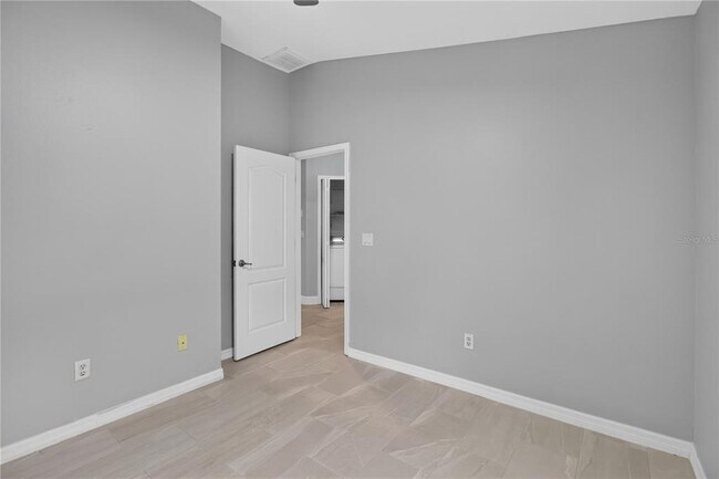 Building Photo - 7961 Carriage Pointe Dr