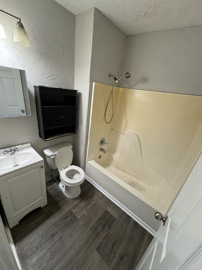 Building Photo - 2 Bedroom 1 Bathroom in Highland Park!