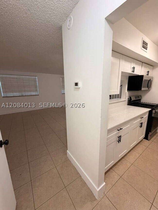 Building Photo - 1255 W 53rd St