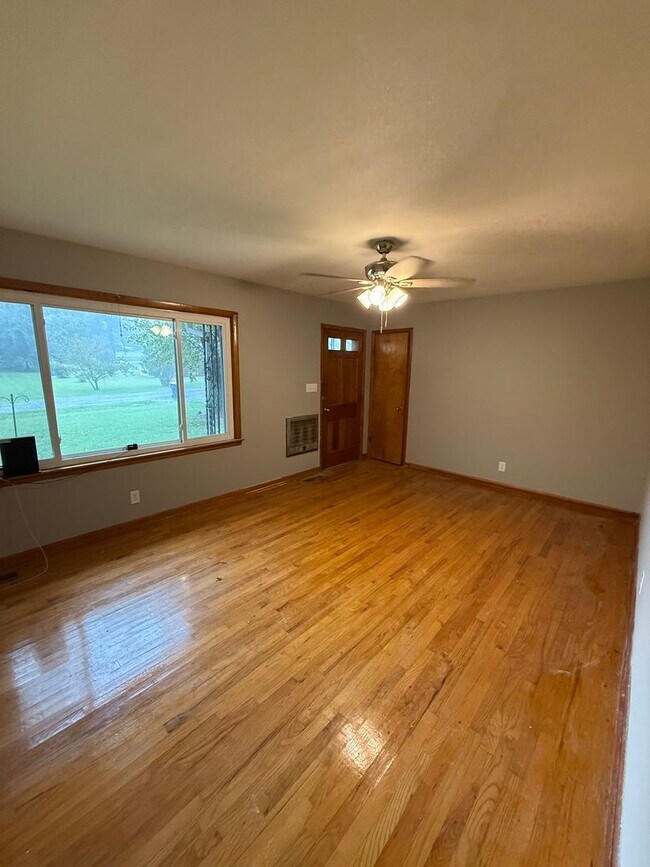 Building Photo - 3 Bed/1 Bath House