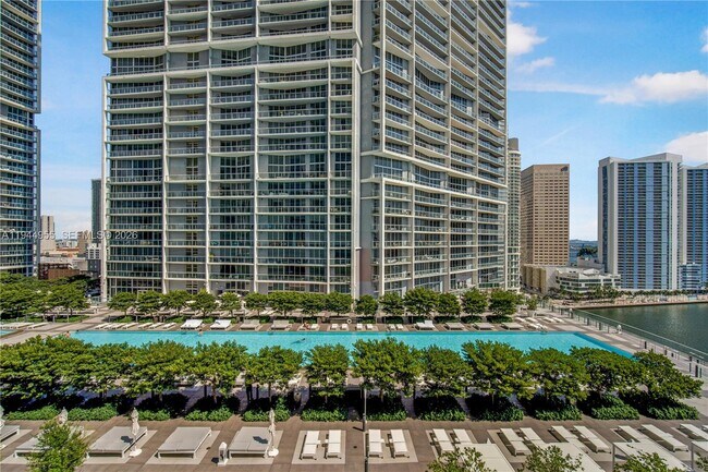 Building Photo - 495 Brickell Ave