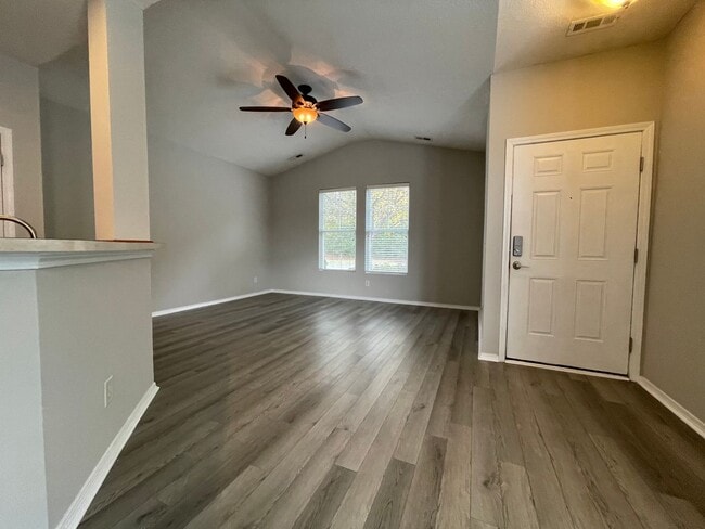 Building Photo - SPACIOUS 3bed/2.5bath TOWNHOME w/1st floor...