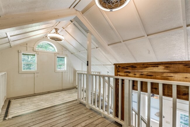 Building Photo - 1005 Center Cir