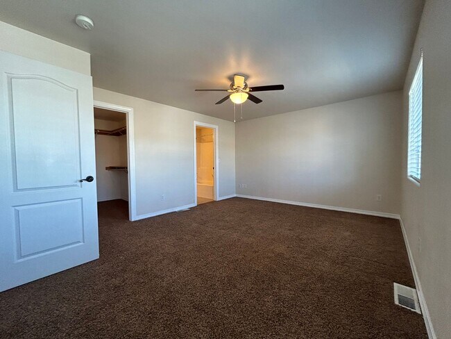 Building Photo - 4 bed, 2.5 ba - Golf Course living in Horn Rapids