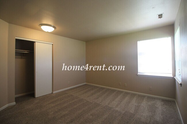 Building Photo - Cozy Olathe Ranch Style Home w/ Wood Floors!