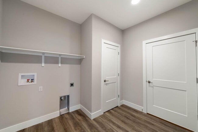 Building Photo - 4825 Kenora Dr