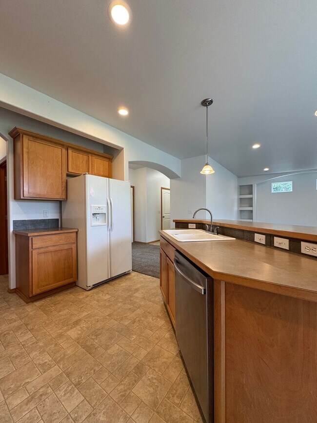 Building Photo - Large 4 Bed Rental in Established Neighbor...