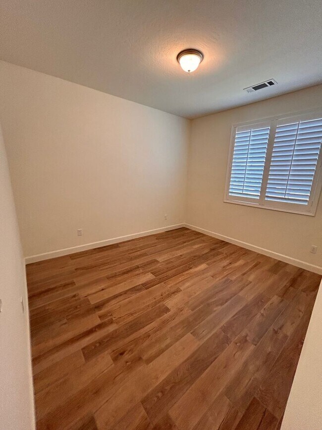 Building Photo - Beautiful home for rent in gated community in Visalia