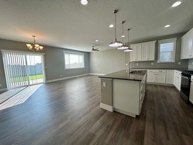 Building Photo - Luxury 3 Bedroom, 2 Bath Home with Granite Kitchen & Fenced Yard