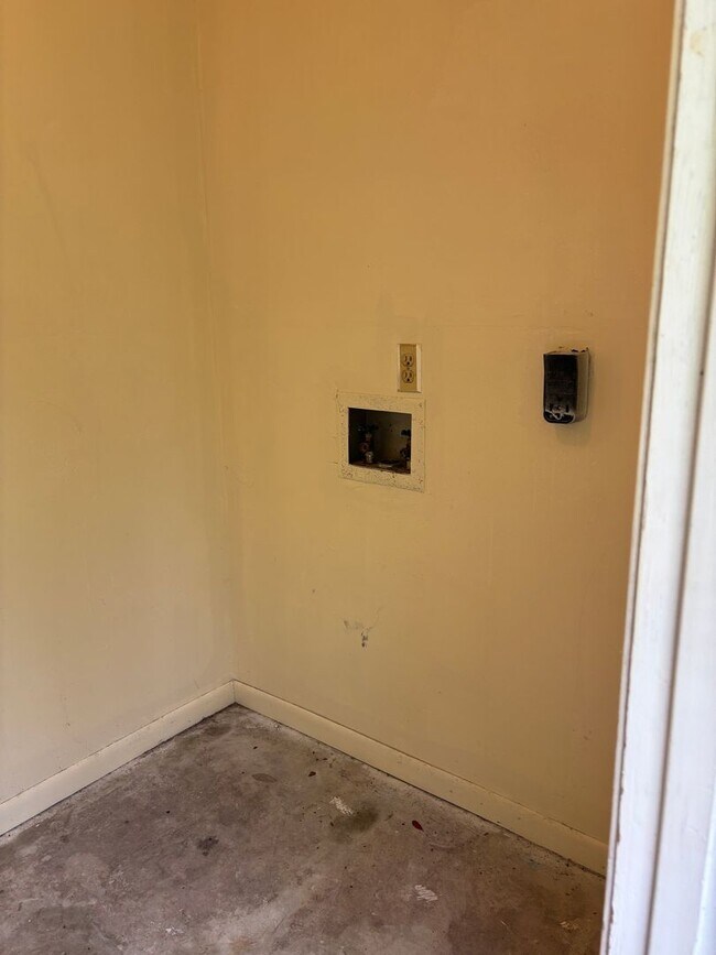 Building Photo - 1102 Frankford Ave