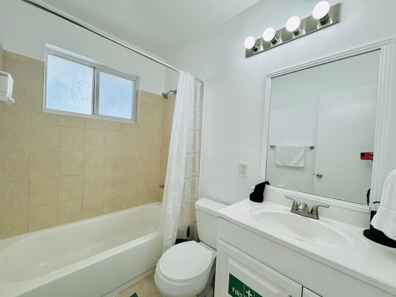 Building Photo - 828 SW 2nd St