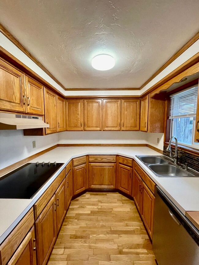 Building Photo - We have the wonderful 3 bed/2 bath you’ve ...