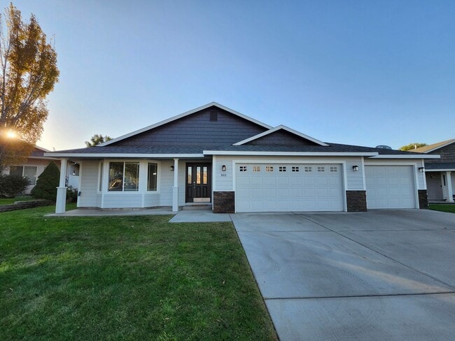 Primary Photo - Spacious 3 bedroom/2 bath on Cul-de-Sac, 3...