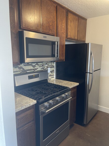 Left side of kitchen - 16622 Jib Cir